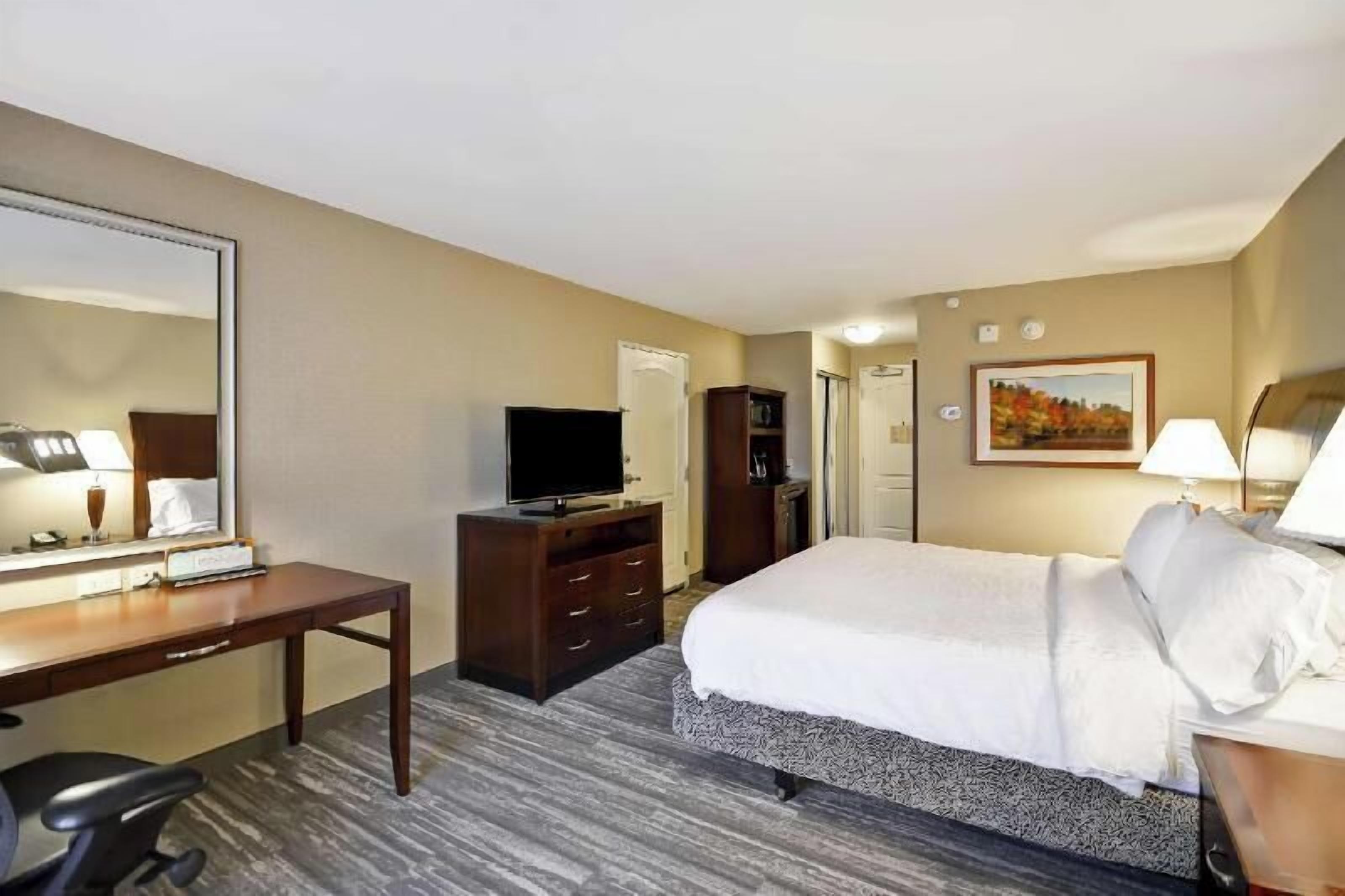 Premium bedding, in-room safe, iron/ironing board, free WiFi