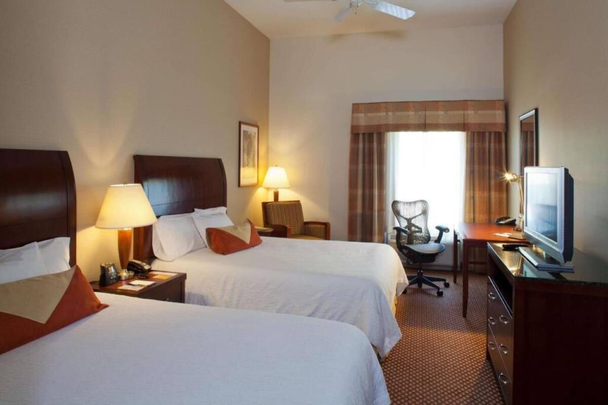 Premium bedding, in-room safe, iron/ironing board, free WiFi