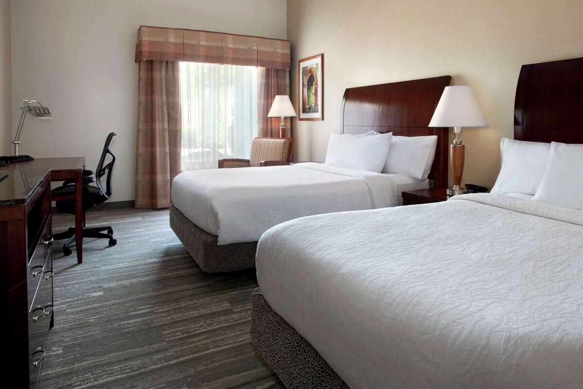 Premium bedding, in-room safe, iron/ironing board, free WiFi