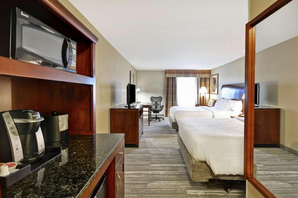 Premium bedding, in-room safe, iron/ironing board, free WiFi