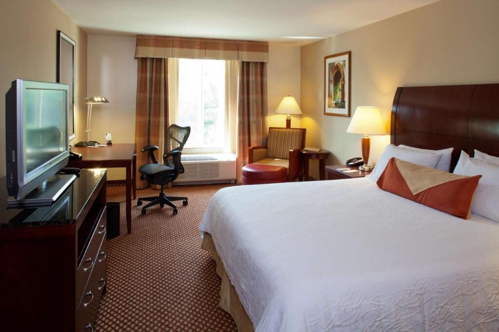 Premium bedding, in-room safe, iron/ironing board, free WiFi