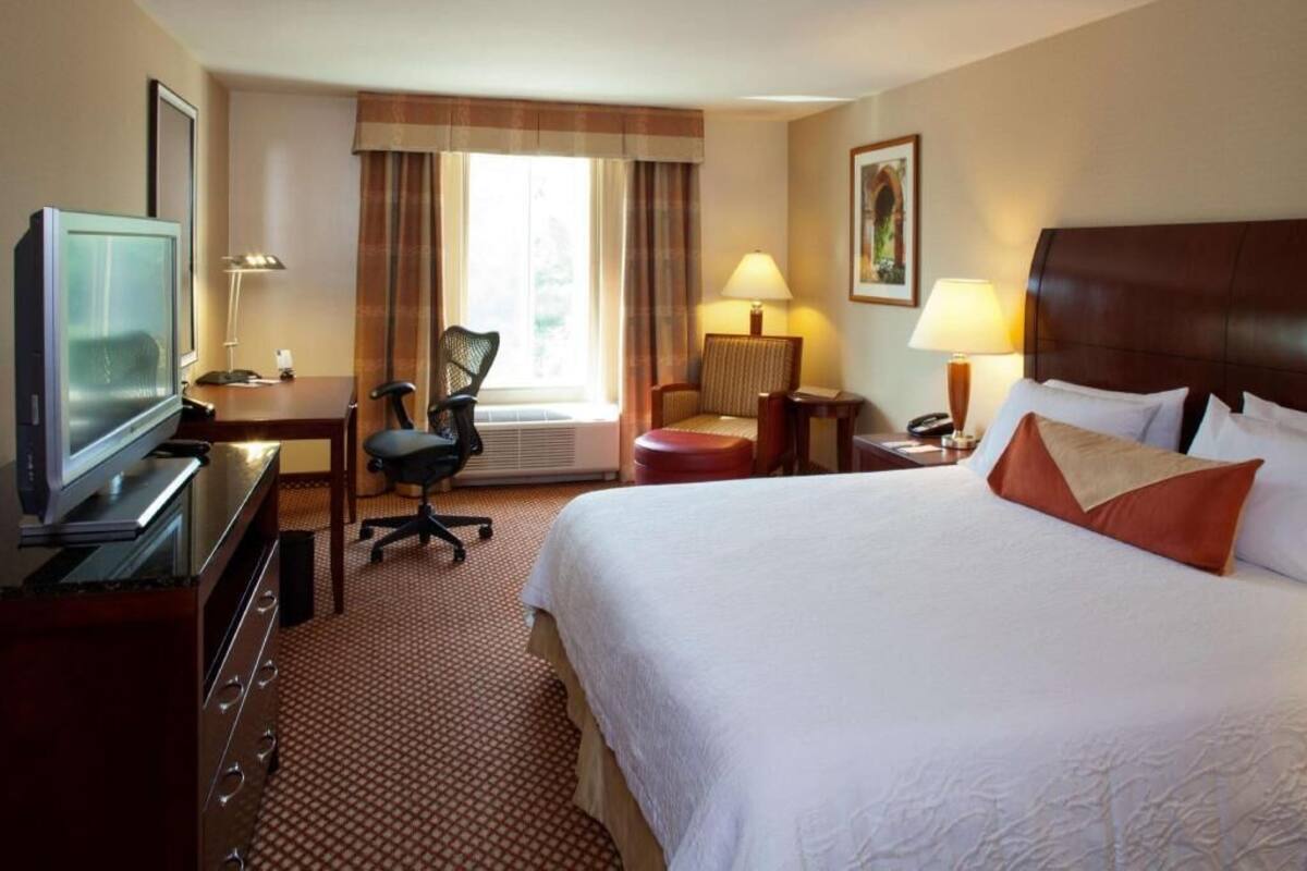 Premium bedding, in-room safe, iron/ironing board, free WiFi