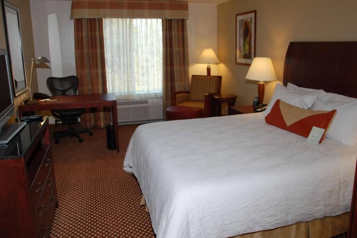 Premium bedding, in-room safe, iron/ironing board, free WiFi