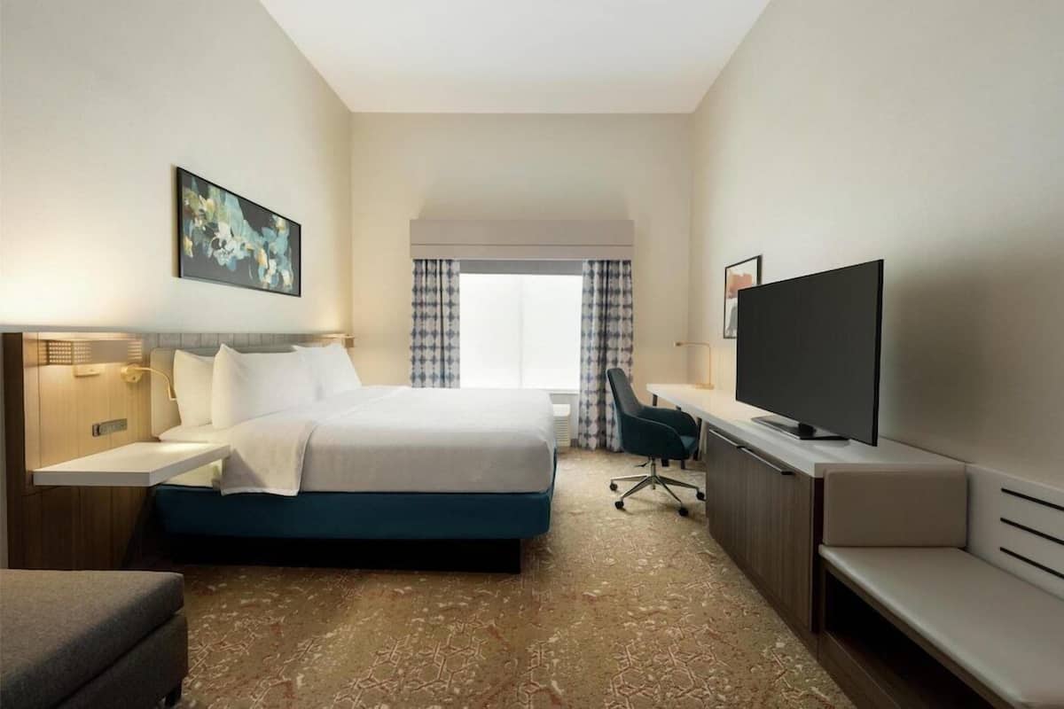 Premium bedding, in-room safe, iron/ironing board, free WiFi