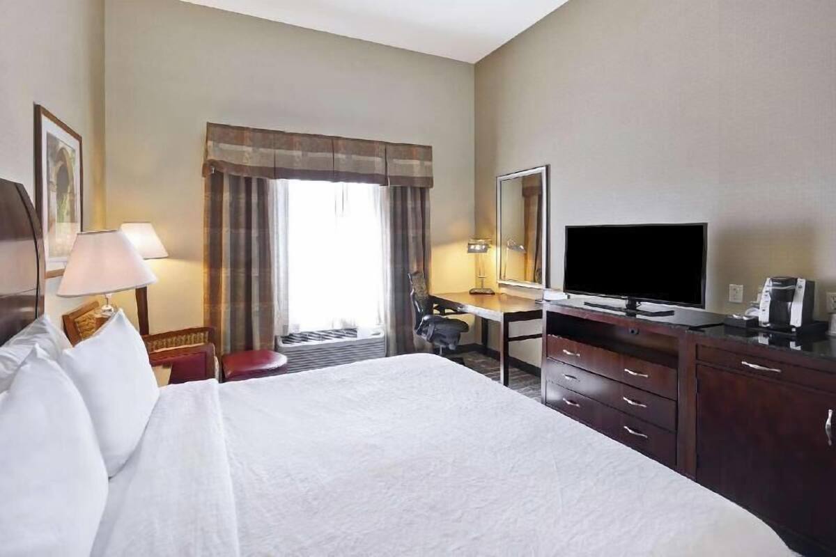 Premium bedding, in-room safe, iron/ironing board, free WiFi