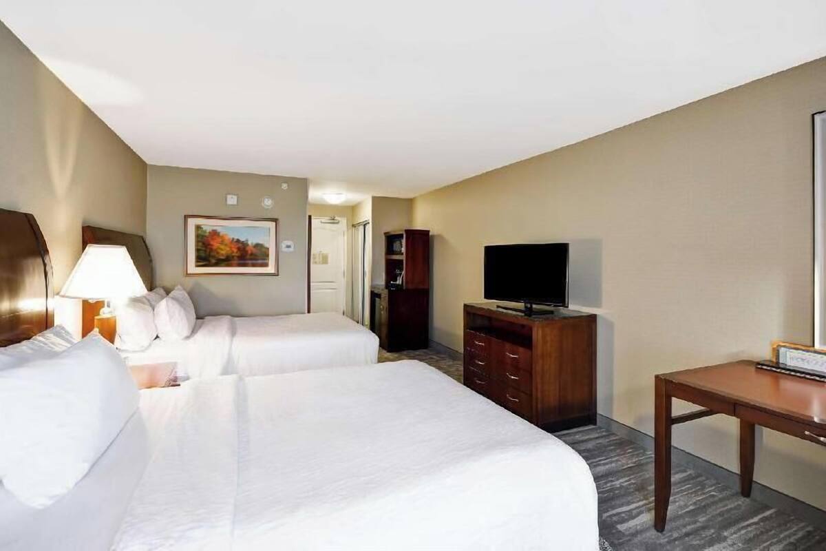 Premium bedding, in-room safe, iron/ironing board, free WiFi