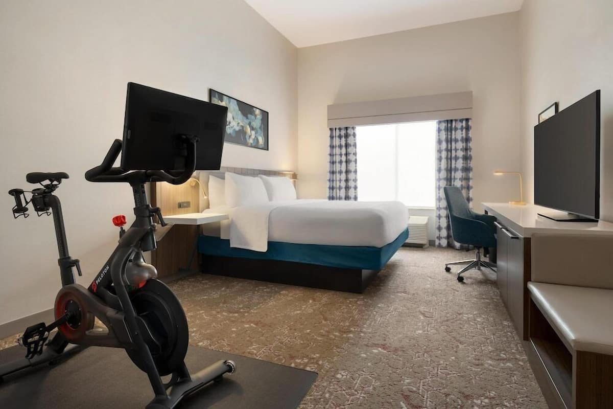 Premium bedding, in-room safe, iron/ironing board, free WiFi
