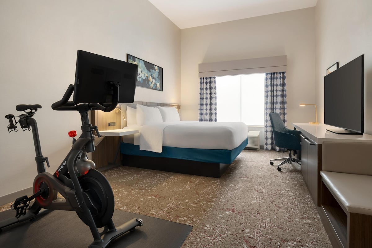 Premium bedding, in-room safe, iron/ironing board, free WiFi