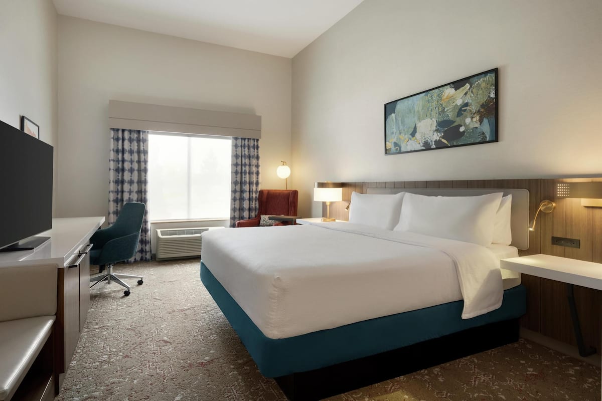 Premium bedding, in-room safe, iron/ironing board, free WiFi