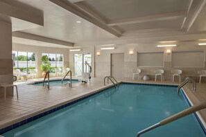 Indoor pool, outdoor pool, open 8:00 AM to 10 PM, sun loungers - Hilton Garden Inn Riverhead (Riverhead)