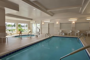 Una piscina techada, una piscina al aire libre