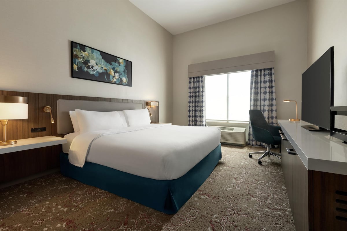 Premium bedding, in-room safe, iron/ironing board, free WiFi