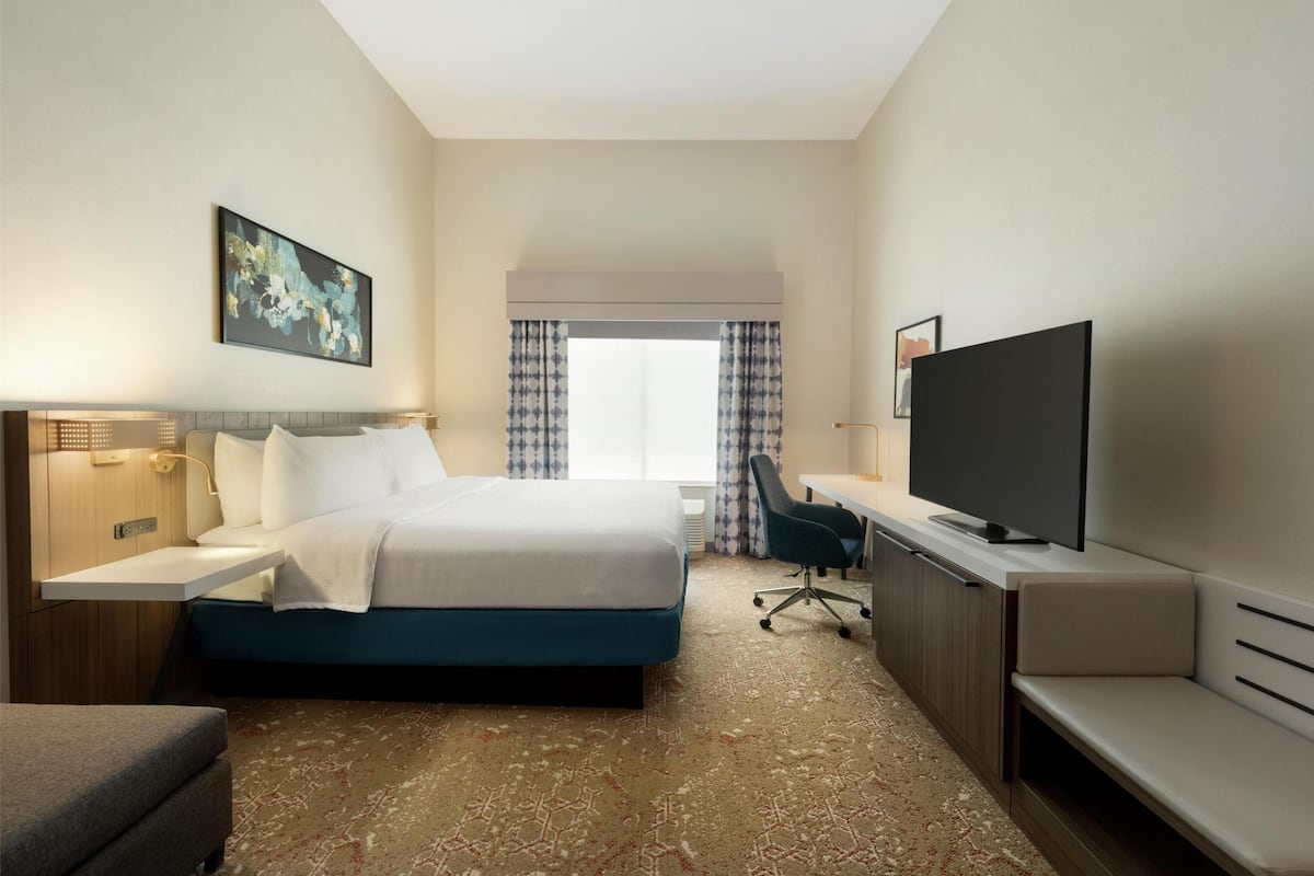 Premium bedding, in-room safe, iron/ironing board, free WiFi
