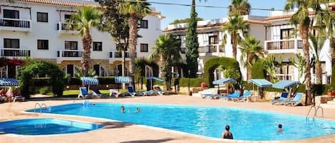 Außenpool, Sonnenschirme, Liegestühle