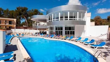 Indoor pool, sun loungers