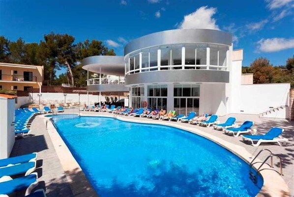 Indoor pool, sun loungers