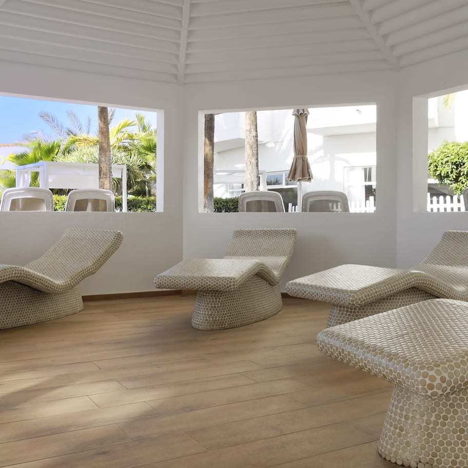 Bain à remous, soins de manucure et de pédicure, massages
