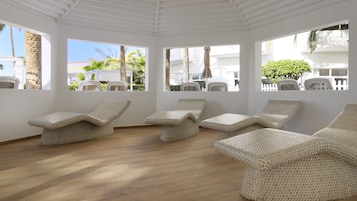 Banheira de hidromassagem, manicure e pedicure, massagens