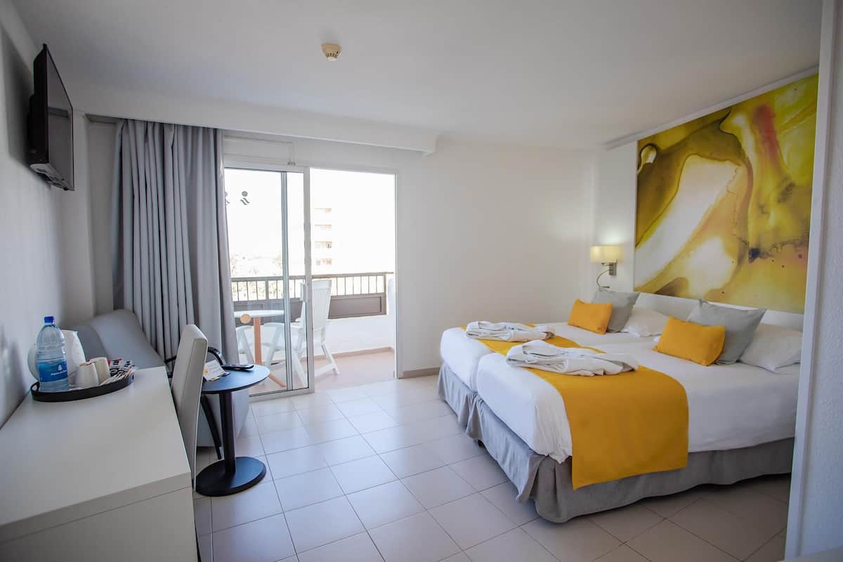 Superior tweepersoonskamer, balkon (2 Adults) | Donzen dekbedden, pillowtop-bedden, een kluis op de kamer, een bureau
