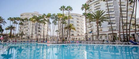 2 piscines extérieures, parasols de plage, chaises longues