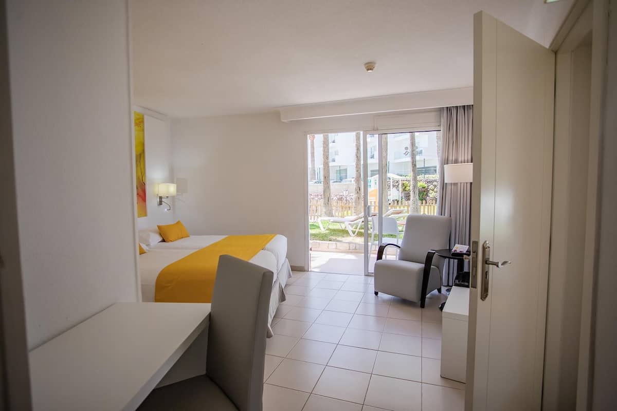 1 bedroom, down duvets, pillow-top beds, in-room safe