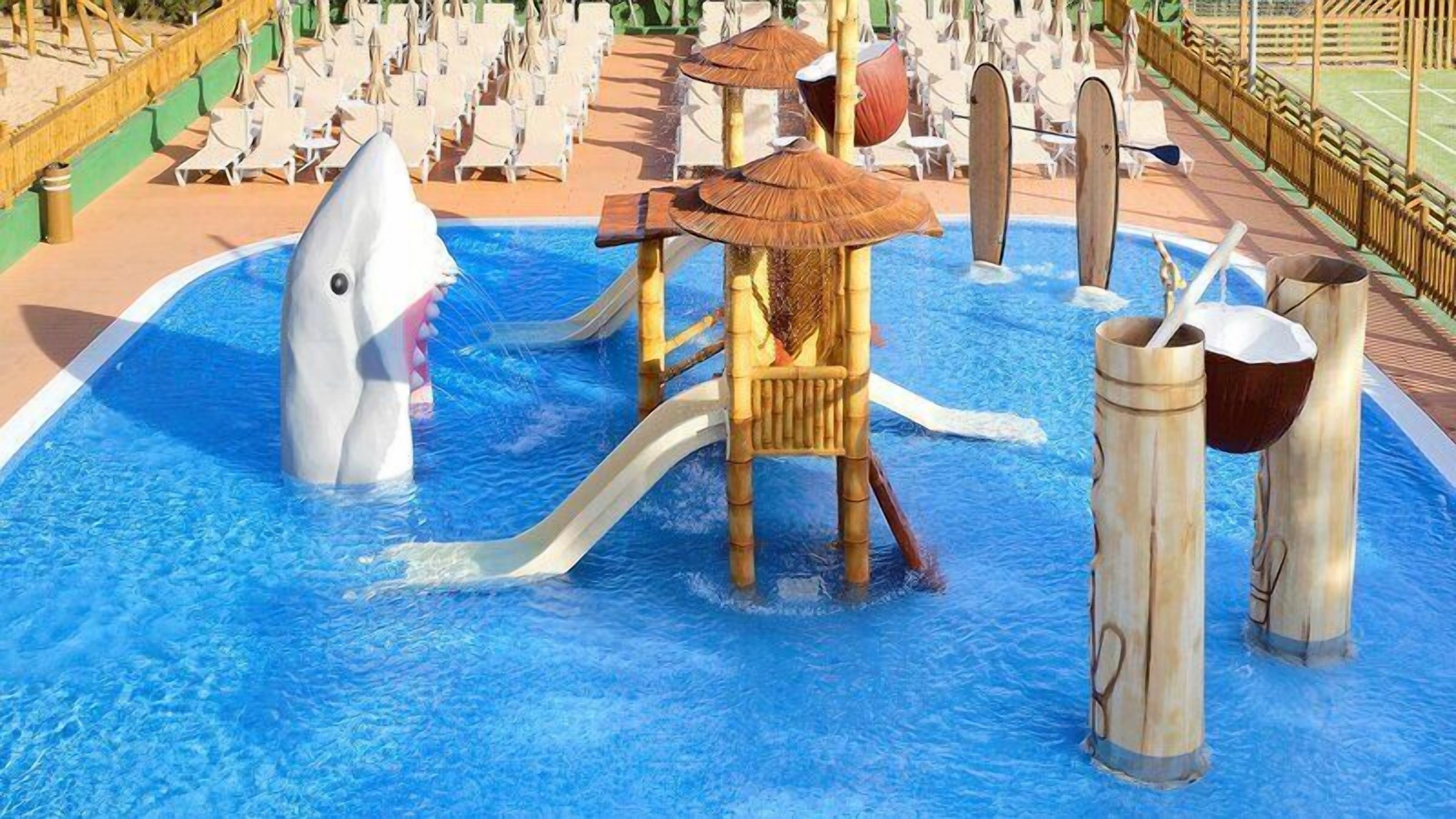 2 piscines extérieures, parasols de plage, chaises longues