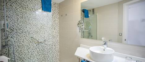 Un baño con ducha, inodoro y lavamanos.