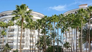 A multi-story hotel with balconies, surrounded by tall palm trees. - Servatur Waikiki (San Bartolomé de Tirajana)