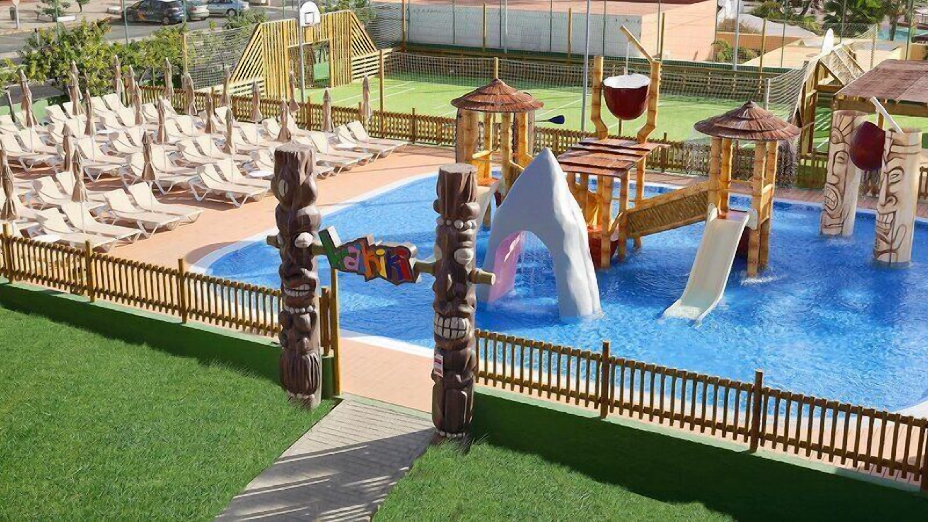 2 piscines extérieures, parasols de plage, chaises longues