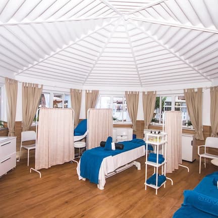 Bain à remous, soins de manucure et de pédicure, massages