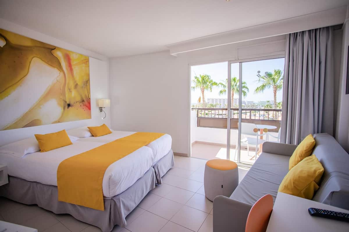 Tweepersoonskamer, balkon (2 Adults) | Donzen dekbedden, pillowtop-bedden, een kluis op de kamer, een bureau