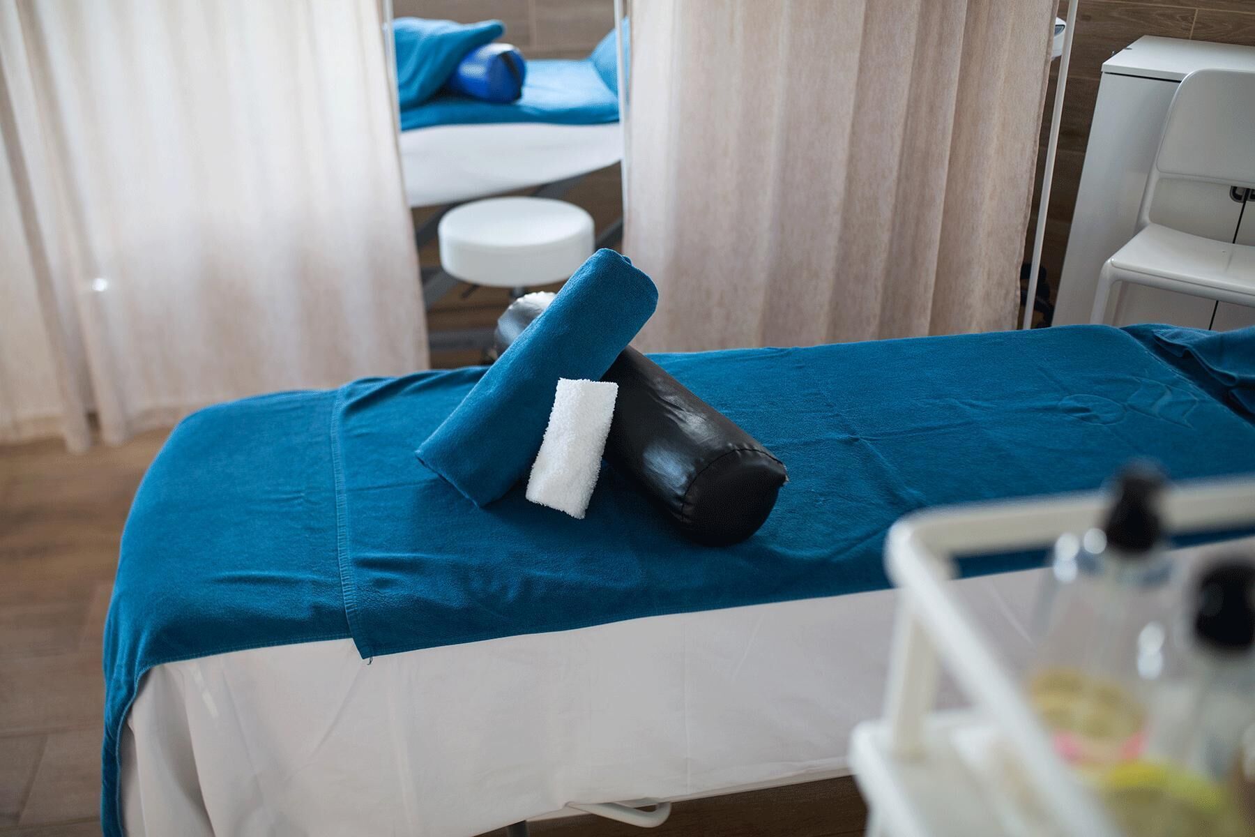 Bain à remous, soins de manucure et de pédicure, massages