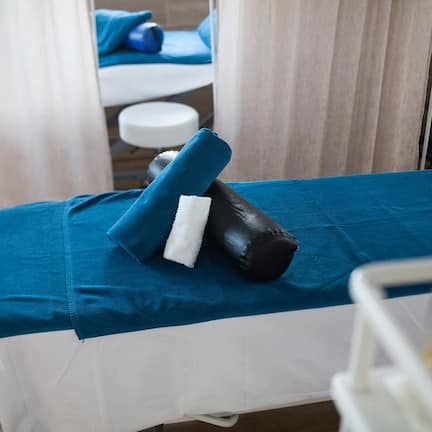 Bain à remous, soins de manucure et de pédicure, massages