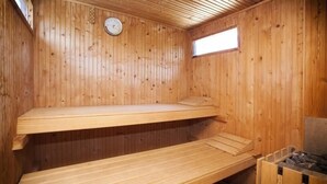 A wooden sauna with two benches and a small window. - Sa Bassa Plana (Llucmajor)