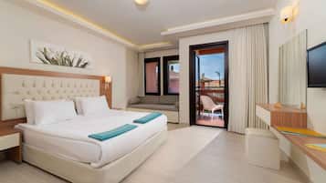 Family Room | Free minibar, in-room safe, desk, soundproofing