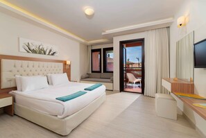 Family Room | Free minibar, in-room safe, desk, soundproofing - Sundia By Liberty Suncity (Fethiye)
