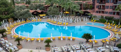 Piscina interna, 2 piscinas externas, guarda-sóis, espreguiçadeiras