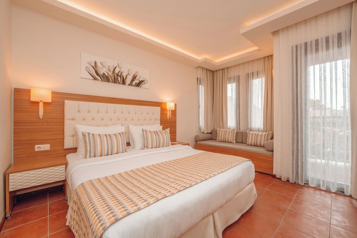 Free minibar, in-room safe, desk, soundproofing