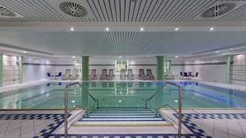 Alberca techada y camastros