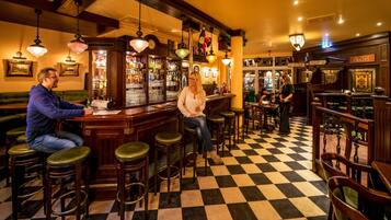 2 barer/lounger och pub