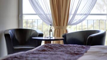 Premium-Doppelzimmer | Wohnbereich | 32-Zoll-LED-Fernseher mit Kabelempfang, Fernseher