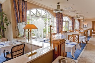 供应午餐和晚餐，时尚欧洲菜，海景