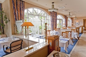 Se sirven comidas, cenas y cocina europea moderna con vista al mar