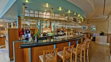 2 Bars/Lounges, Pub