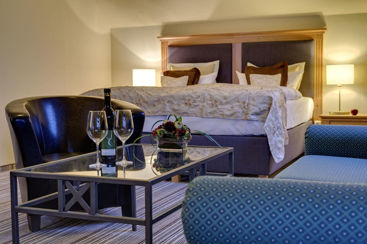 1 bedroom, pillow-top beds, in-room safe, desk