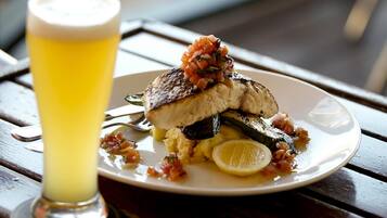 Kjøleskap, mikrobølgeovn, kokeplater og kaffetrakter/tekoker