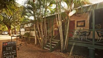 Se sirven desayunos, comidas y cocina regional con vista al jardín