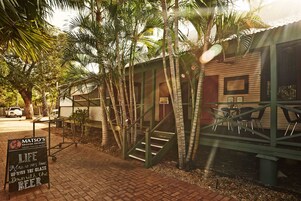 Se sirven desayunos y almuerzos; cocina regional; con vista al jardín