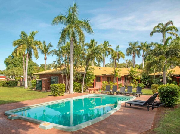 Outdoor pool - Bayside Holiday Apartments (Broome)