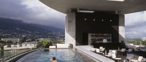 Alberca al aire libre y camastros